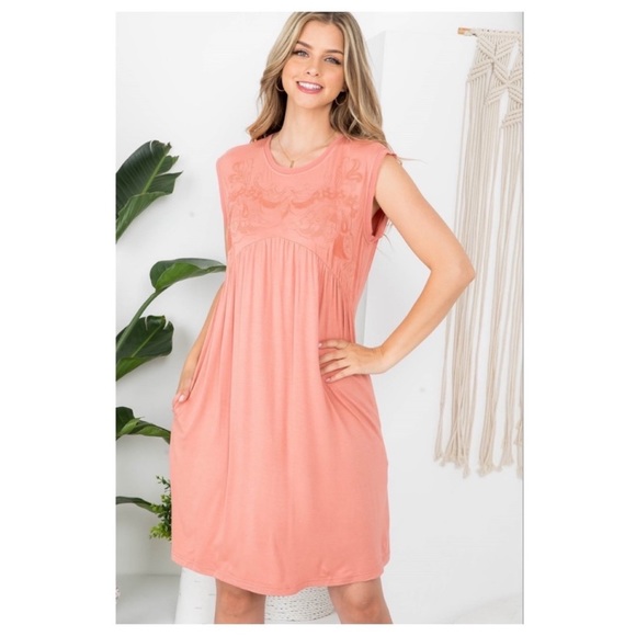 New Spring/Summer sleeveless dress with embroidered front - Picture 2 of 7